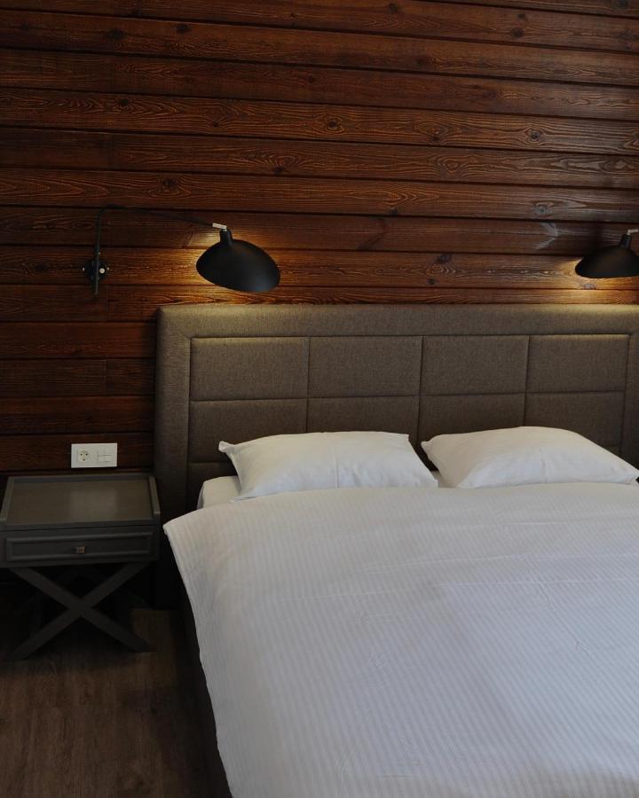 Tita Family House Hotel Gnedin Bagian luar foto