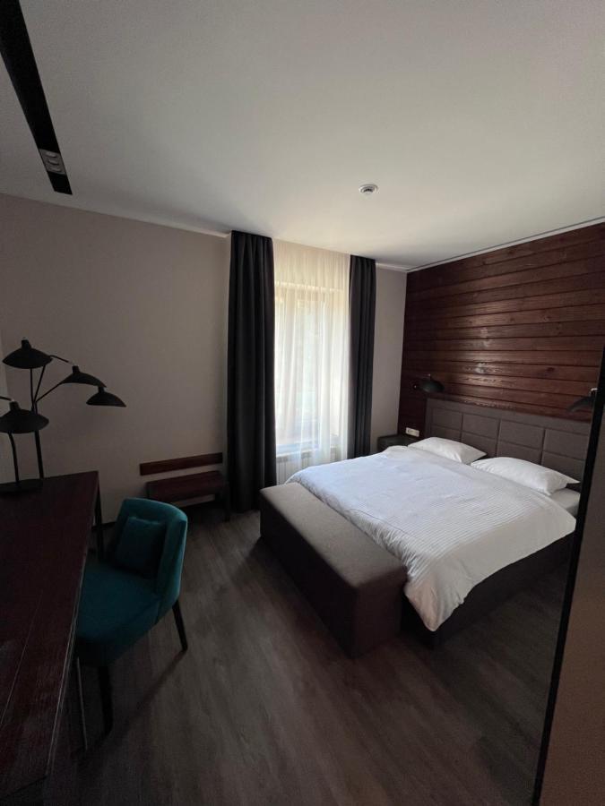 Tita Family House Hotel Gnedin Bagian luar foto