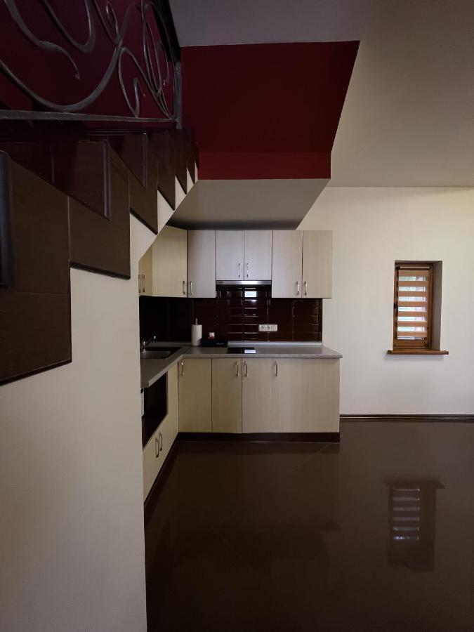 Tita Family House Hotel Gnedin Bagian luar foto