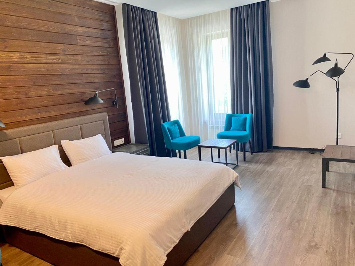Tita Family House Hotel Gnedin Bagian luar foto